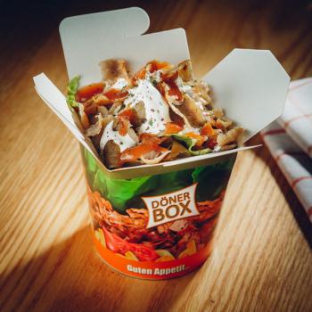 Kebabbox, Döner Box mit Fleisch- Halloumi und Sauce